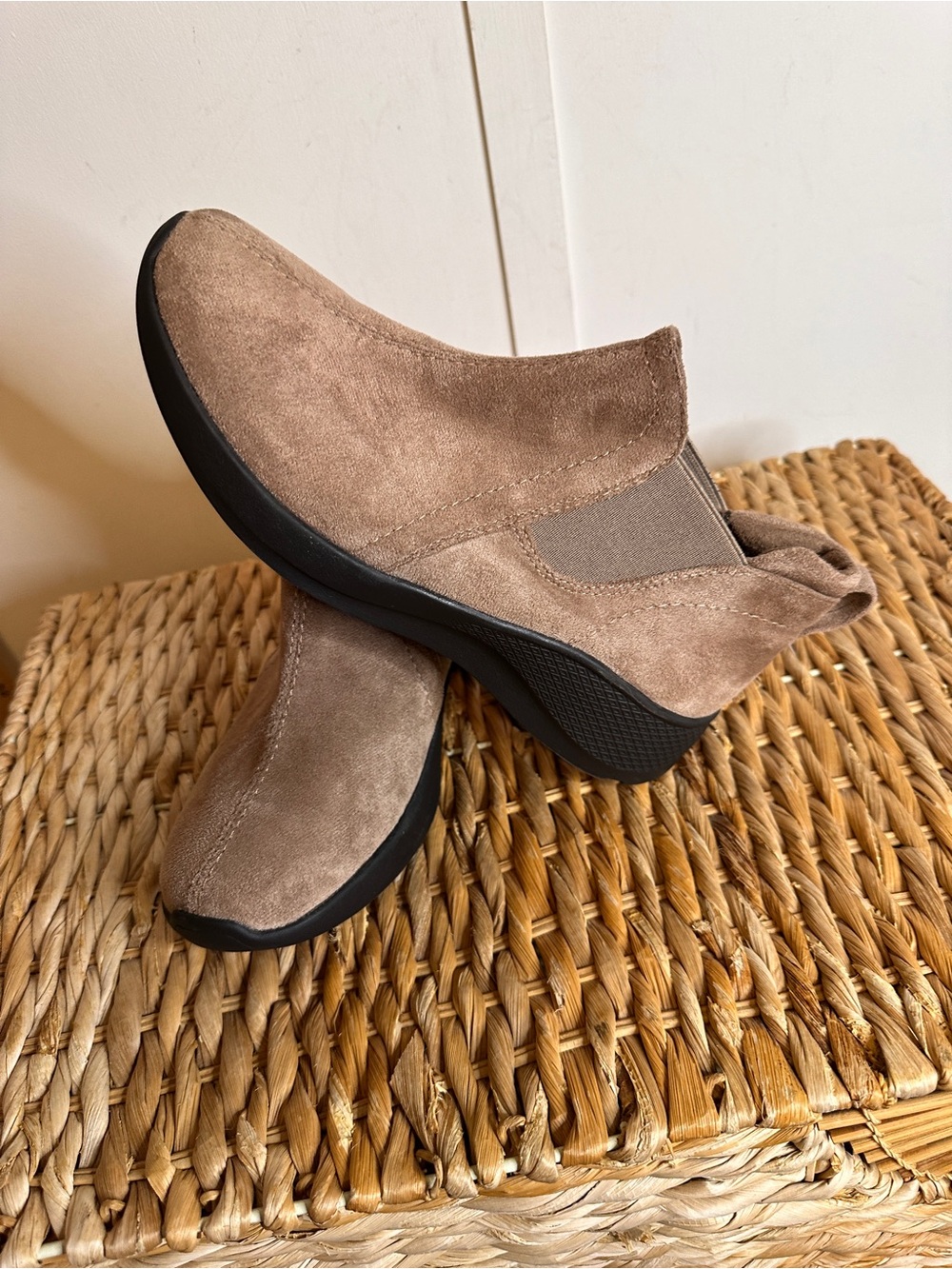 Earth Origins Taupe Suede Chelsea Ankle Boots new without tag - Picture 2 of 11